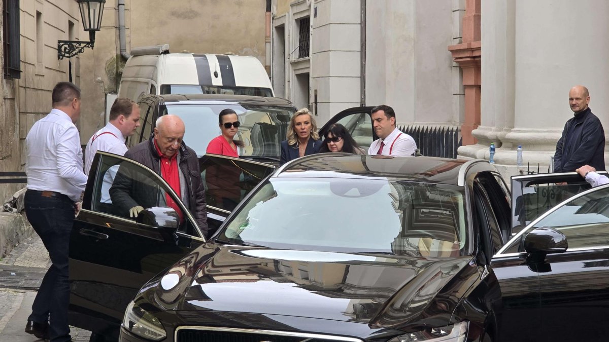 Felix Slováček a Dagmar Patrasová odjíždějí z posledního rozloučení. (15.4.2025)