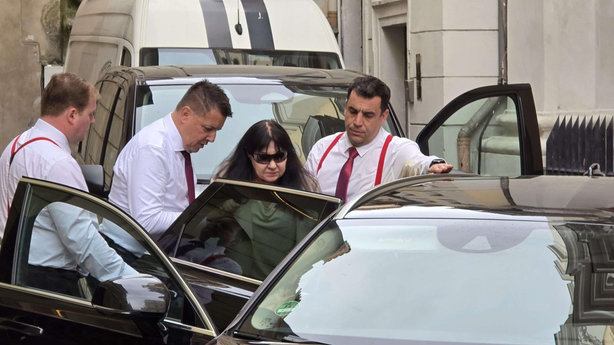 Felix Slováček a Dagmar Patrasová odjíždějí z posledního rozloučení. (15.4.2025)