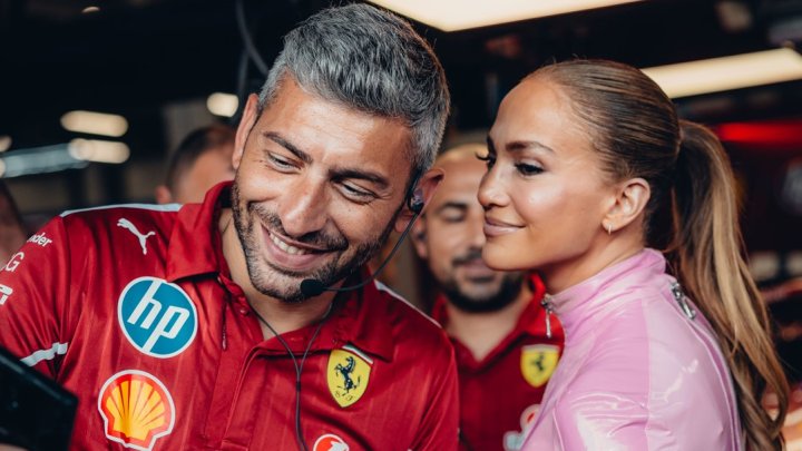 Jennifer Lopezová jako speciální host stáje Ferrari při Grand Prix Saúdské Arábie.