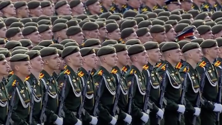 Navzdory obavám z útoků v Moskvě letos proběhla velká armádní přehlídka v rámci oslav výročí konce druhé světové války