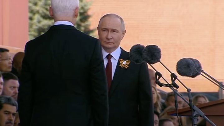 Vladimir Putin promlouvá na oslavách u příležitosti 80. výročí konce druhé světové války. (9.5.2025)