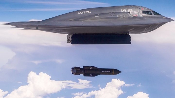 Bombardér B-2 shazuje bombu GBU-57