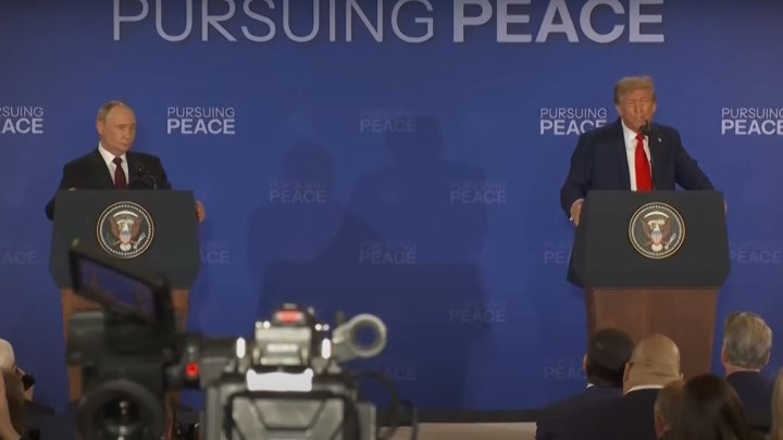 Vladimir Putin a Donald Trump uspořádali po summitu na Aljašce tiskovou konferenci
