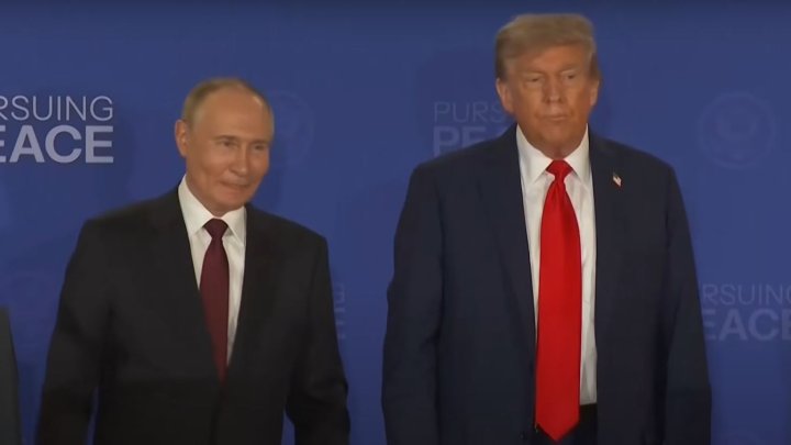 Vladimir Putin a Donald Trump uspořádali po summitu na Aljašce tiskovou konferenci