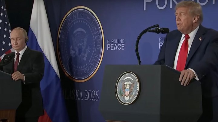 Vladimir Putin a Donald Trump uspořádali po summitu na Aljašce tiskovou konferenci