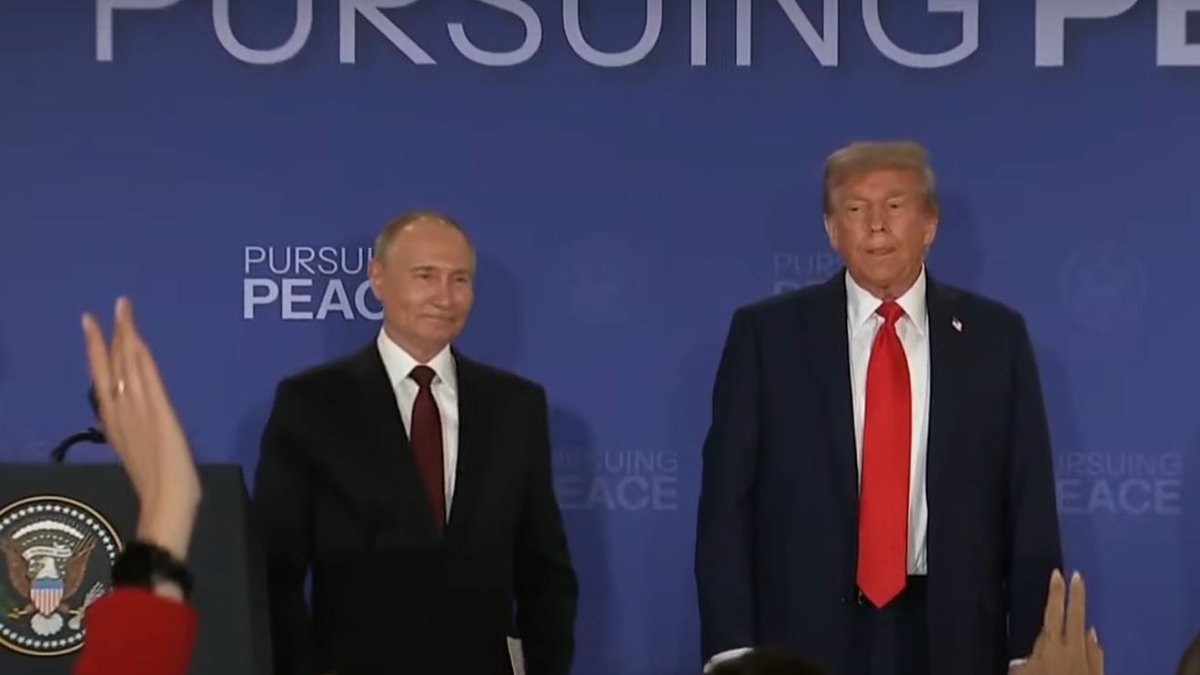 Vladimir Putin a Donald Trump uspořádali po summitu na Aljašce tiskovou konferenci
