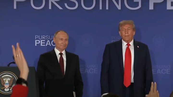 Vladimir Putin a Donald Trump uspořádali po summitu na Aljašce tiskovou konferenci