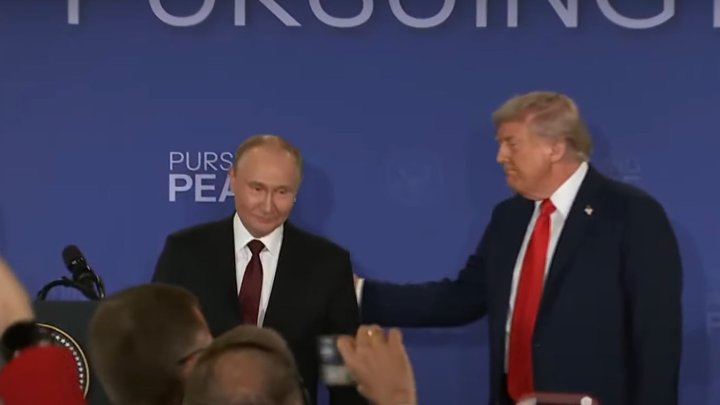 Vladimir Putin a Donald Trump uspořádali po summitu na Aljašce tiskovou konferenci