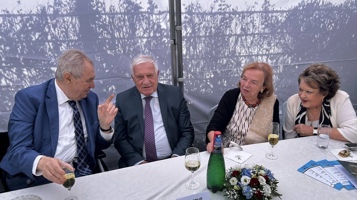Miloš Zeman, Václav Klaus, Livia Klausová a Jiřina Bohdalová se setkali na slovenském velvyslanectví. 