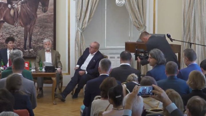 Otevírání obálky s posledními slovy Tomáše Garrigua Masaryka