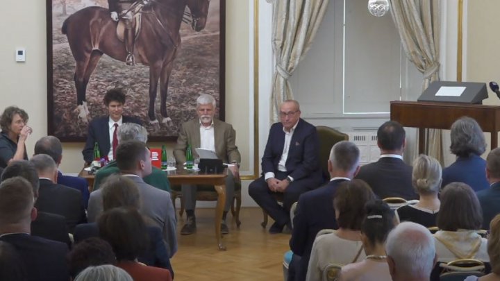 Otevírání obálky s posledními slovy Tomáše Garrigua Masaryka