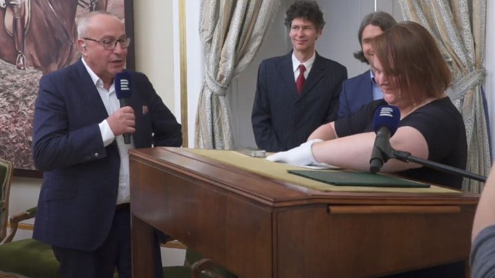 Otevírání obálky s posledními slovy Tomáše Garrigua Masaryka