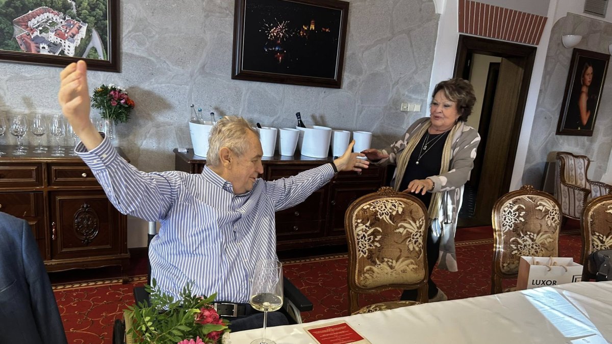 Jiřina Bohdalová pogratulovala Miloši Zemanovi. 
