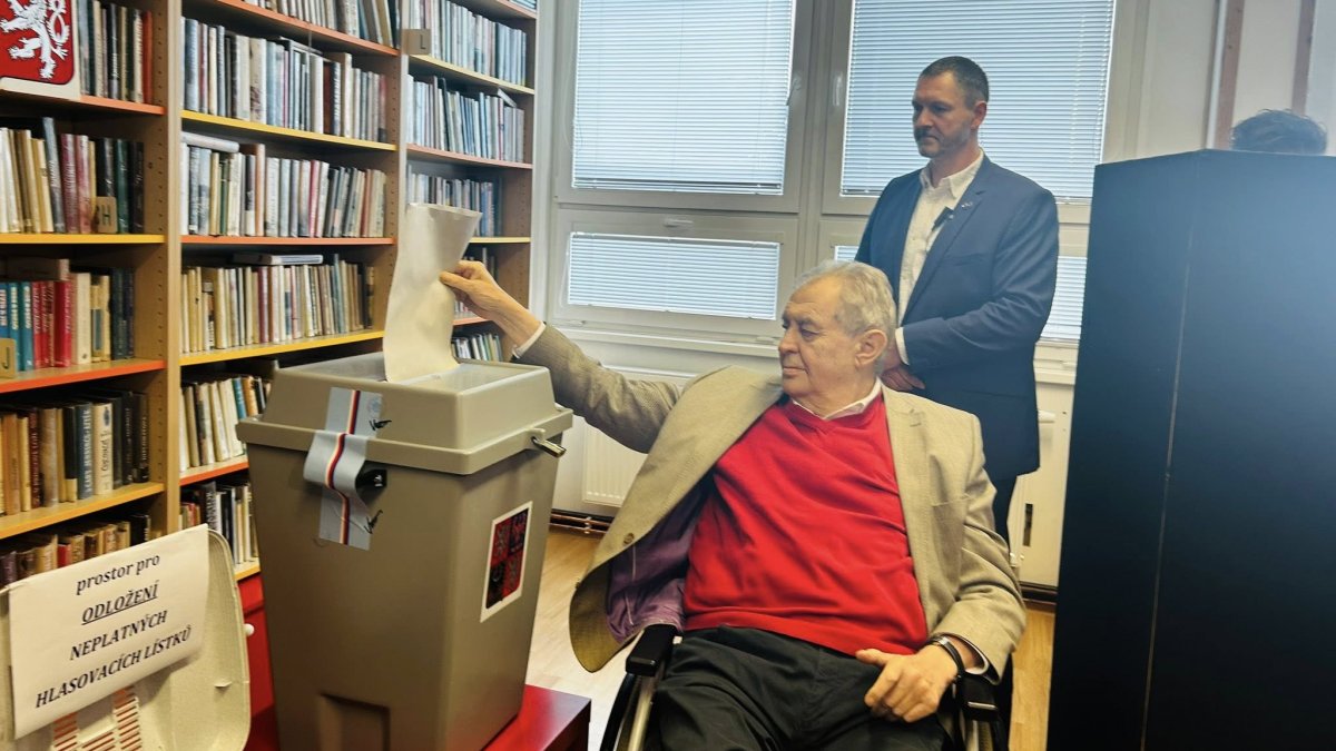 Miloš Zeman volil v Lánech. 