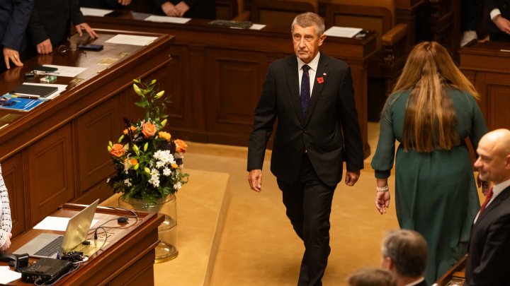 Poslanci na ustavující schůzi složili slib. (3.11.2025)