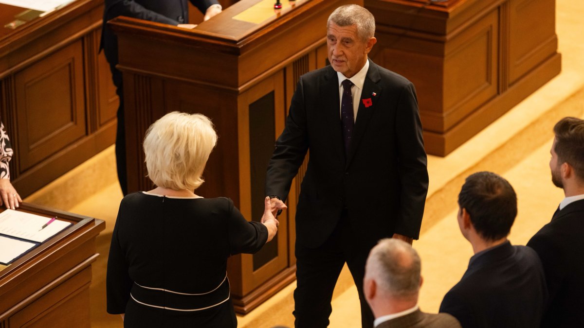 Poslanci na ustavující schůzi složili slib. (3.11.2025)