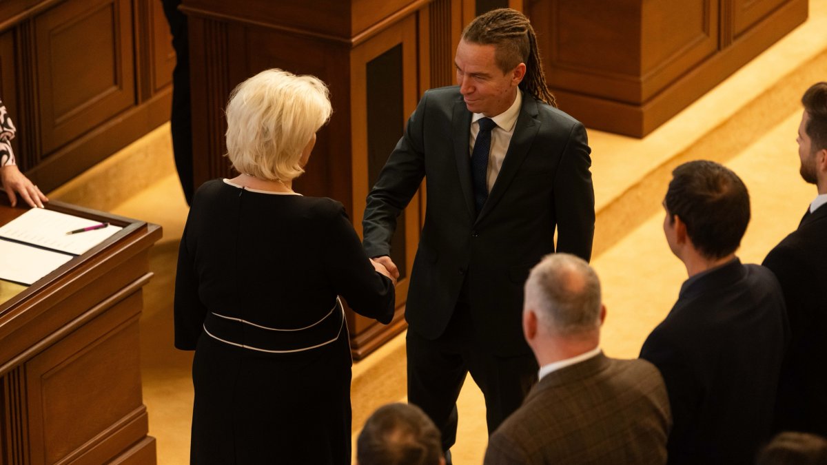 Poslanci na ustavující schůzi složili slib. (3.11.2025)