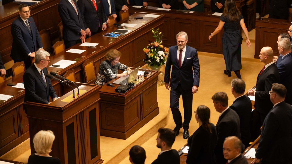 Poslanci na ustavující schůzi složili slib. (3.11.2025)