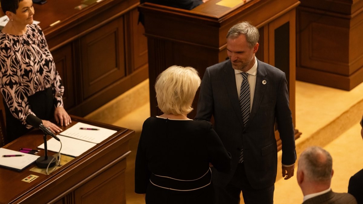 Poslanci na ustavující schůzi složili slib. (3.11.2025)