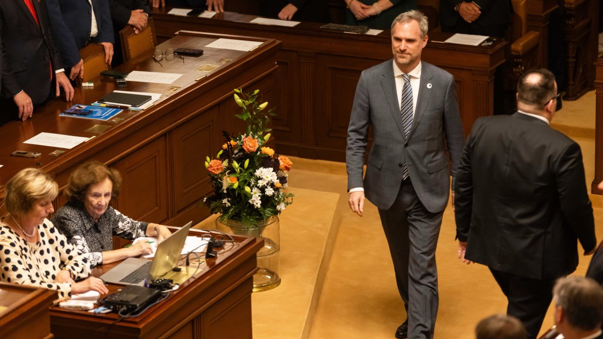 Poslanci na ustavující schůzi složili slib. (3.11.2025)