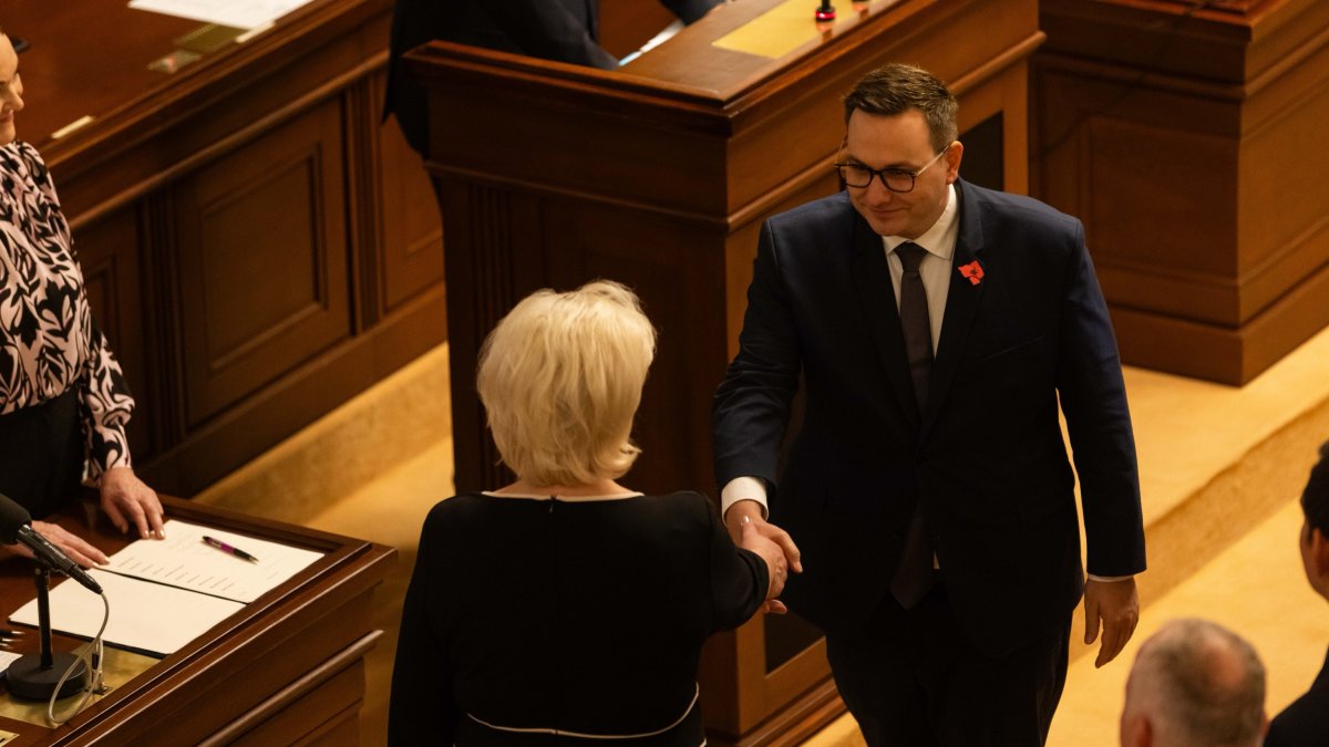 Poslanci na ustavující schůzi složili slib. (3.11.2025)