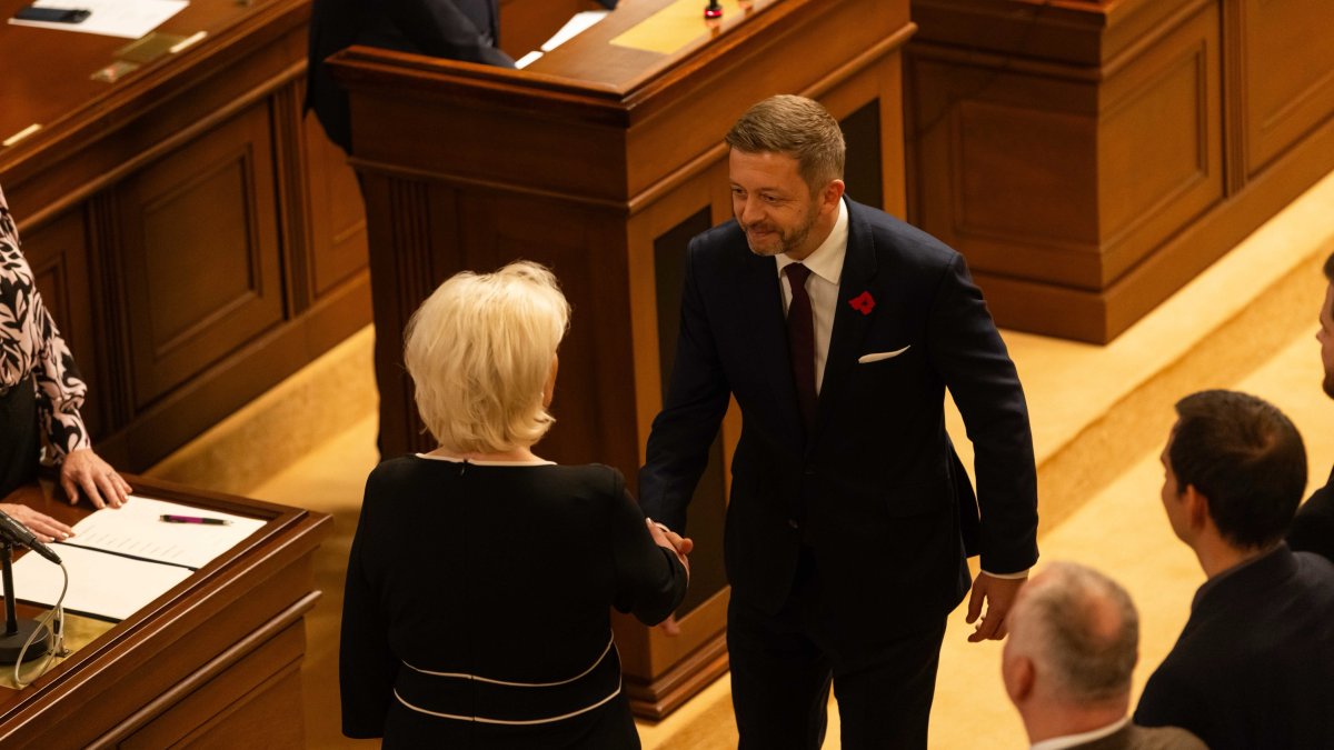 Poslanci na ustavující schůzi složili slib. (3.11.2025)