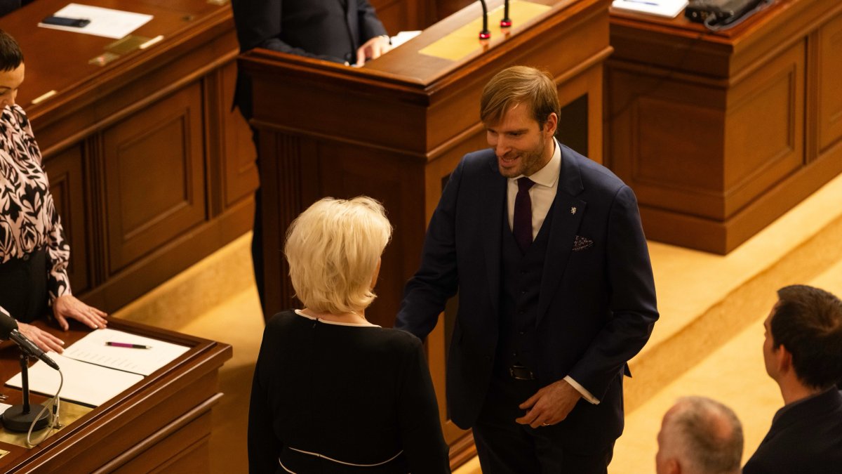 Poslanci na ustavující schůzi složili slib. (3.11.2025)