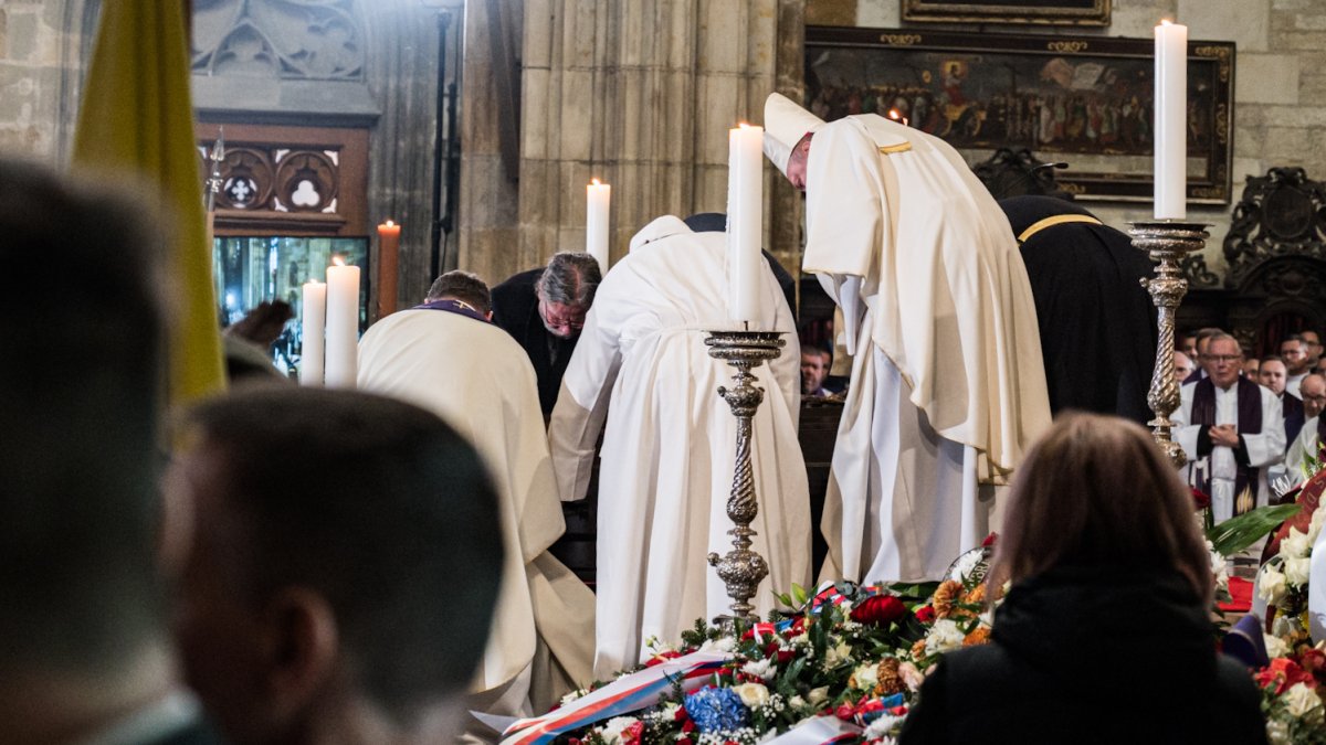 Česko se loučí s kardinálem Dominikem Dukou