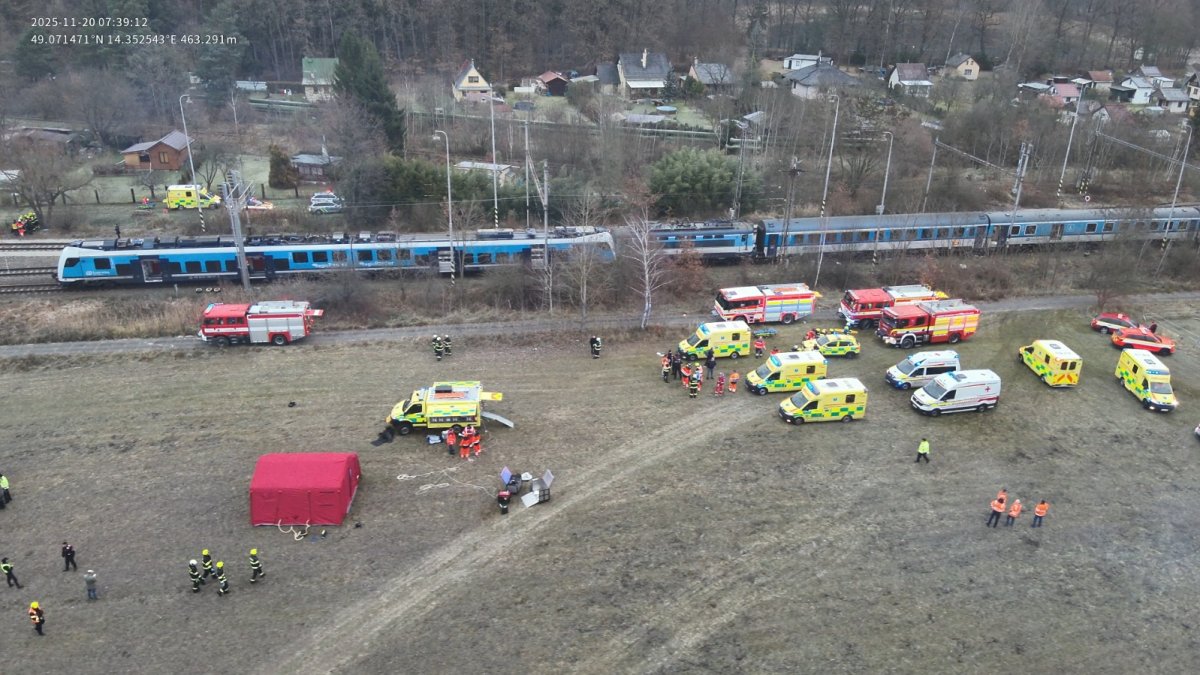 Rychlík a osobní vlak se srazily na Českobudějovicku. (20.11.2025)