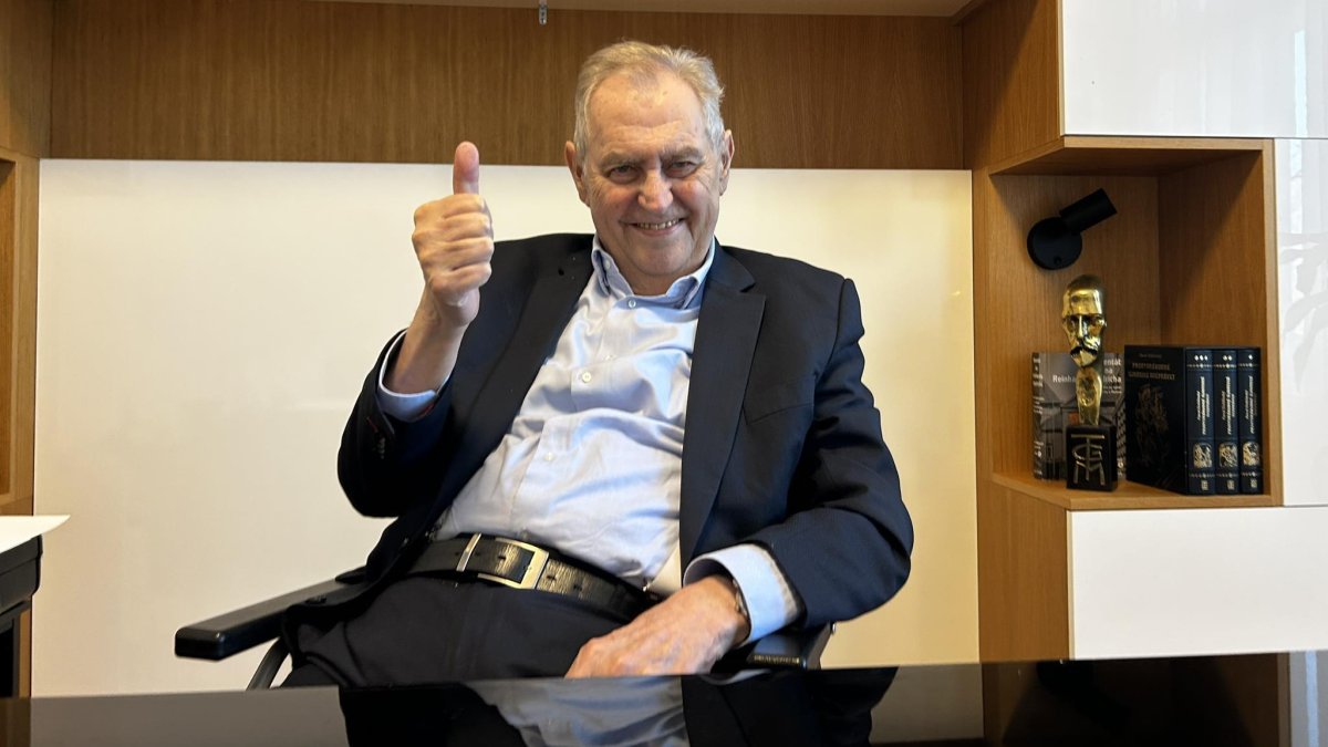 Miloš Zeman je zpátky v pražské kanceláři. 