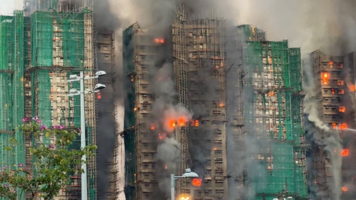 V Hongkongu hoří několik výškových budov