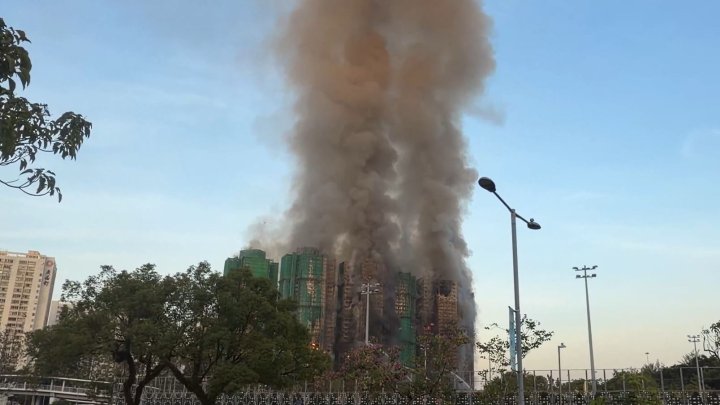 V Hongkongu hoří několik výškových budov