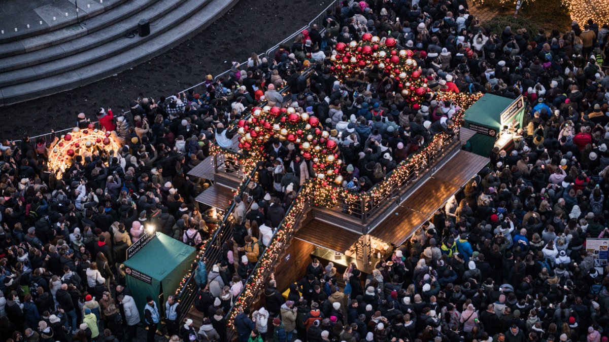Praha na Staromáku rozsvítila letošní vánoční strom. (29.11.2025)