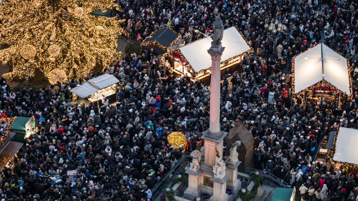 Praha na Staromáku rozsvítila letošní vánoční strom. (29.11.2025)