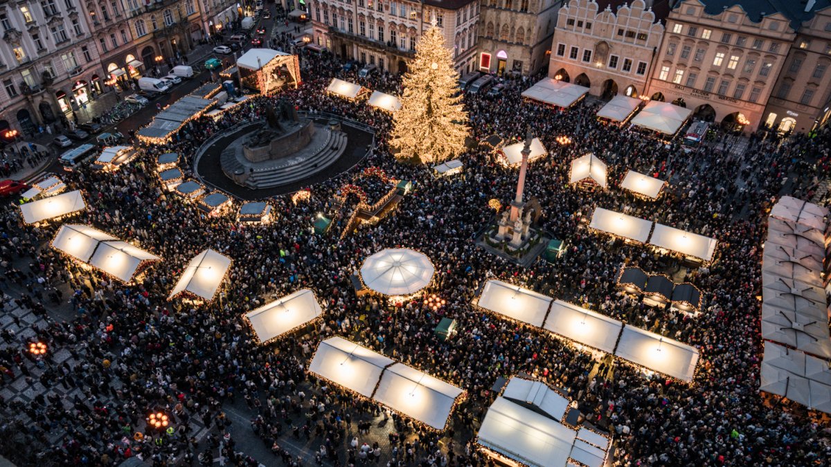 Praha na Staromáku rozsvítila letošní vánoční strom. (29.11.2025)