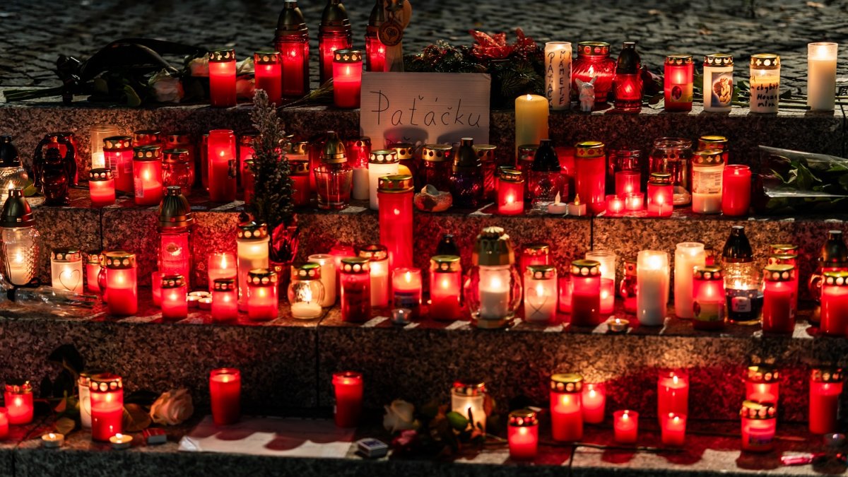 Pietní místo pro Patrika Hezuckého před budovou Evropy 2