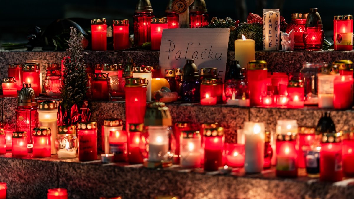 Pietní místo pro Patrika Hezuckého před budovou Evropy 2