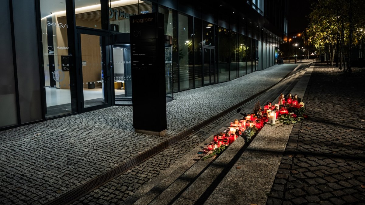 Pietní místo pro Patrika Hezuckého před budovou Evropy 2