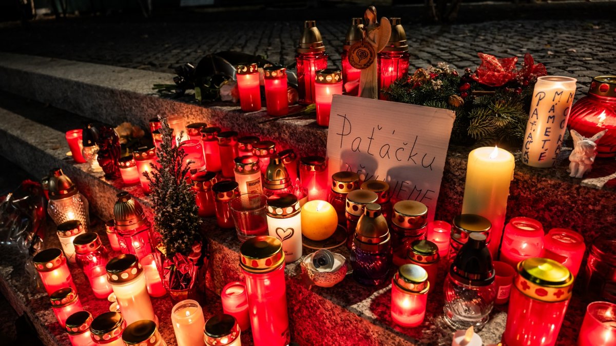 Pietní místo pro Patrika Hezuckého před budovou Evropy 2