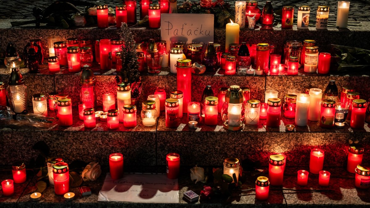 Pietní místo pro Patrika Hezuckého před budovou Evropy 2