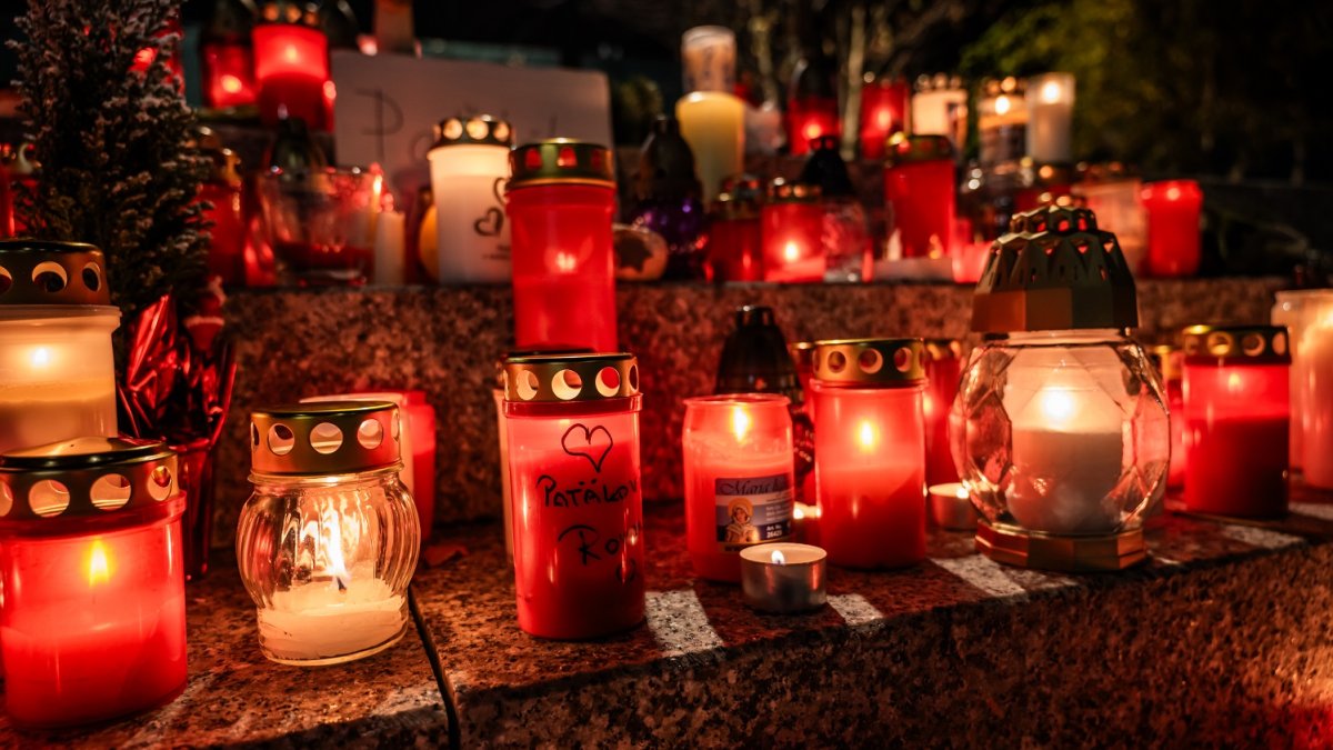 Pietní místo pro Patrika Hezuckého před budovou Evropy 2