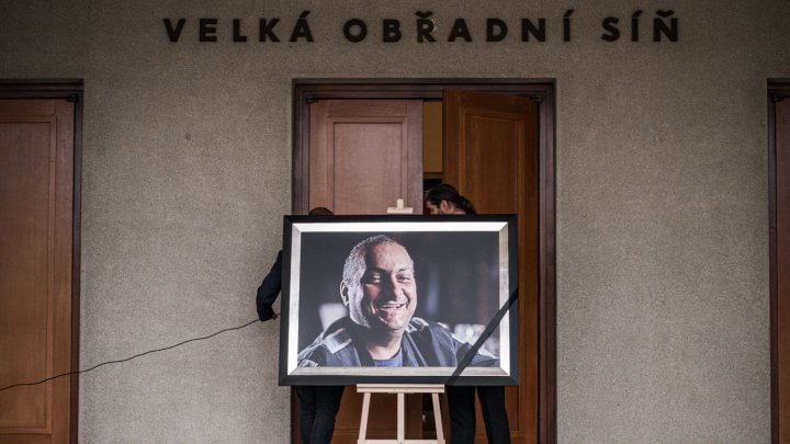 Blízcí a přátelé se rozloučili s moderátorem Patrikem Hezuckým. (12.12.2025)