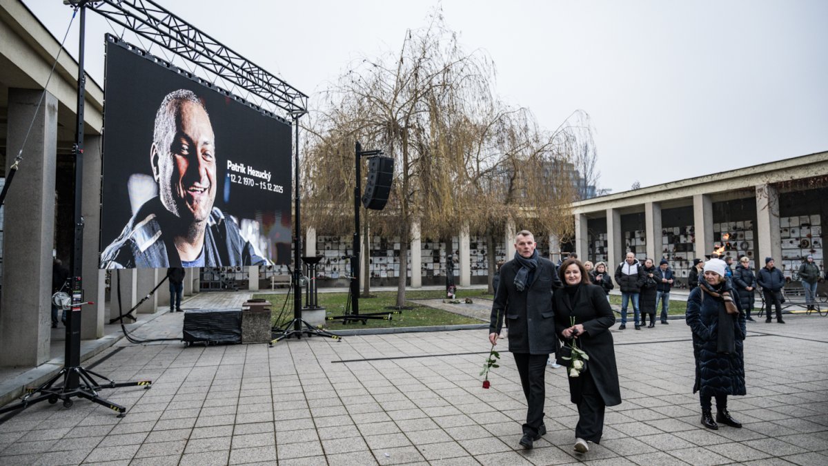 Blízcí a přátelé se rozloučili s moderátorem Patrikem Hezuckým. (12.12.2025)