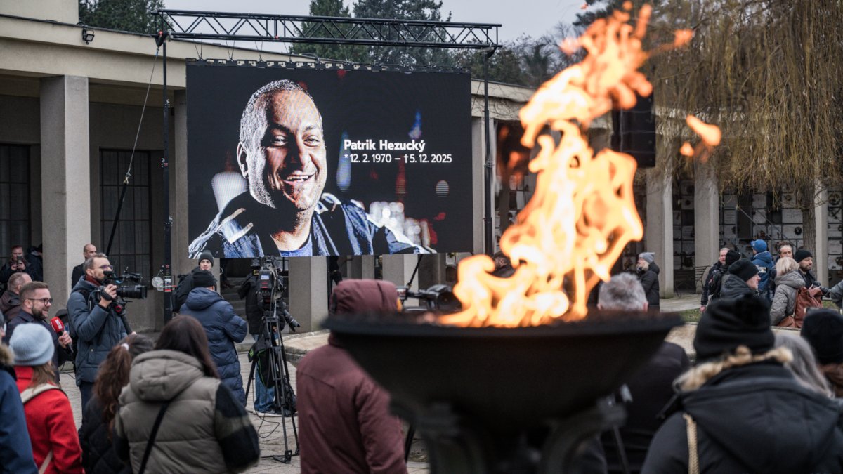 Blízcí a přátelé se rozloučili s moderátorem Patrikem Hezuckým. (12.12.2025)