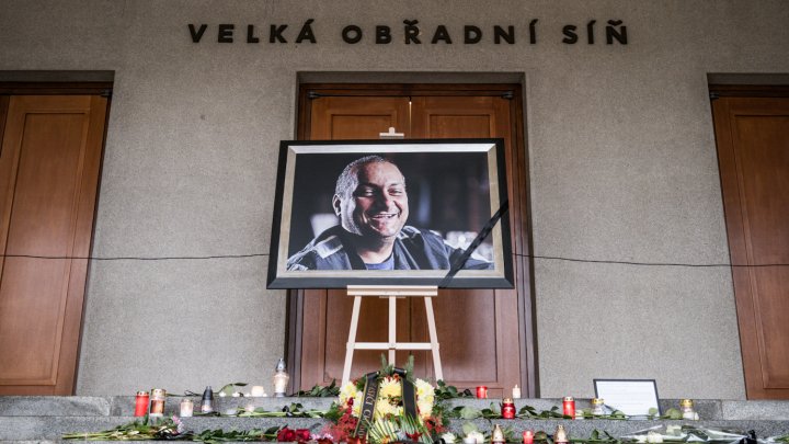 Blízcí a přátelé se rozloučili s moderátorem Patrikem Hezuckým. (12.12.2025)