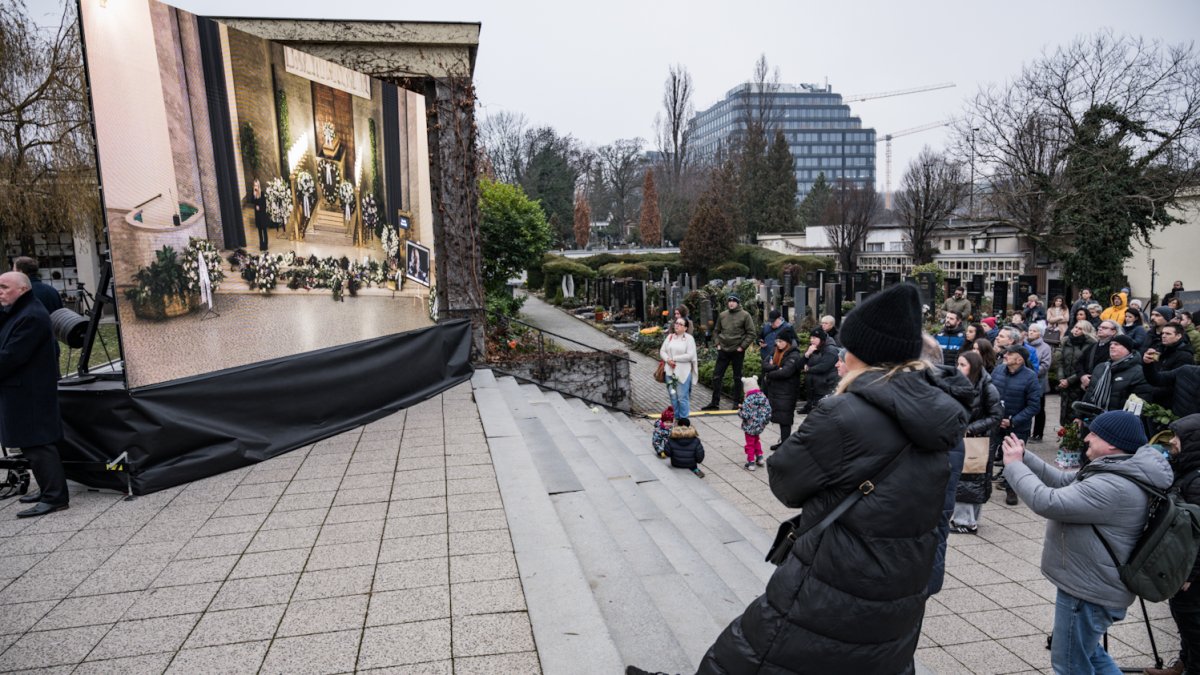 Blízcí a přátelé se rozloučili s moderátorem Patrikem Hezuckým. (12.12.2025)