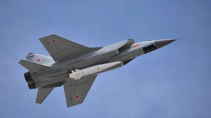 MiG-31K vyzbrojený střelou Kinžal