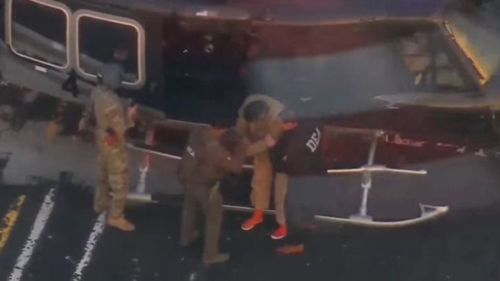 Nicolás Maduro je eskortován k soudu