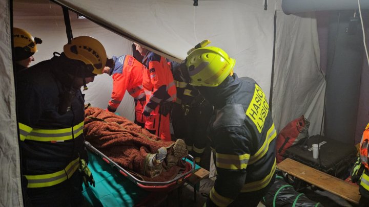 Záchranáři vyprostili zraněného muže z jeskyně. 