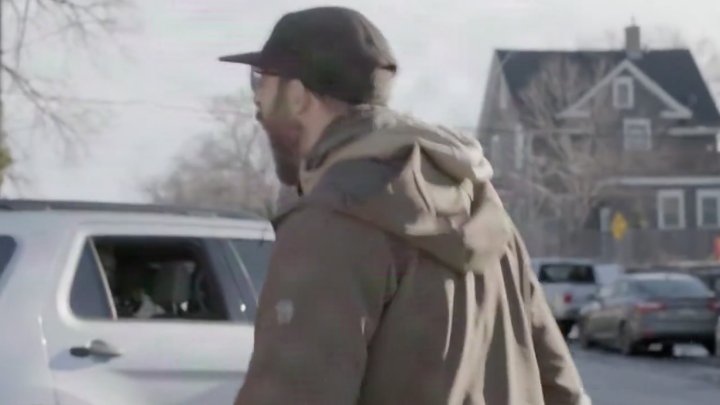 Video ukazuje starší incident mezi agenty a Prettim. 